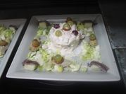 Una foto de ensalada rusa con lechuga
