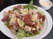 Una foto de ensalada cesar con bacon