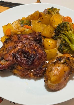 Tepsis csirkecombok zöldségágyon recept fotója
