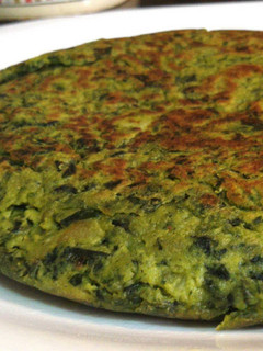 Una foto de Tortilla con hojas de col rizado y patata
