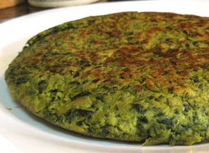 Foto principal de Tortilla con hojas de col rizado y patata