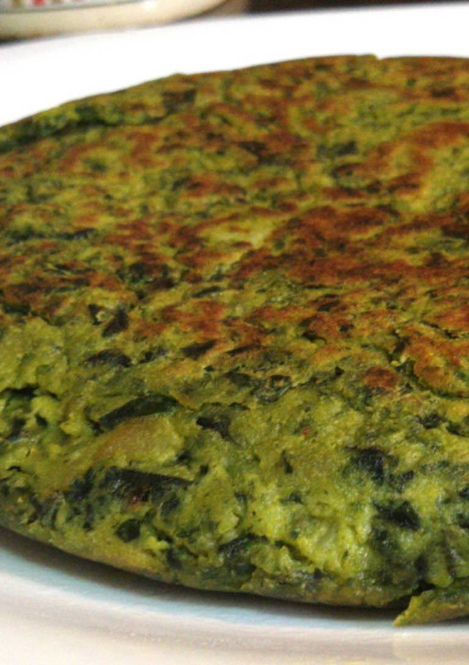 Una foto de Tortilla con hojas de col rizado y patata