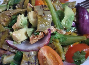 Una foto de Ensalada de nopales asada
