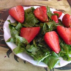 A picture of Spinach and strawberry salad.