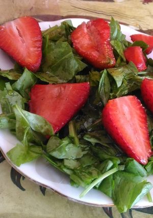 A picture of Spinach and strawberry salad.