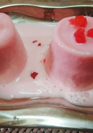 A picture of Strawberry kulfi.
