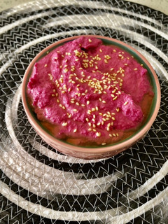 Una foto de Hummus de betarraga