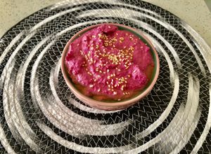 Una foto de Hummus de betarraga