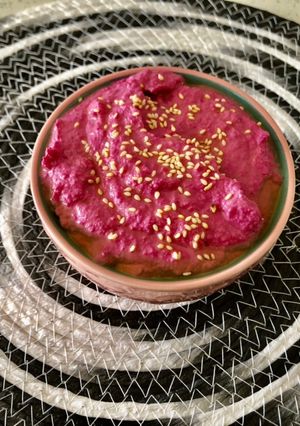 Una foto de Hummus de betarraga