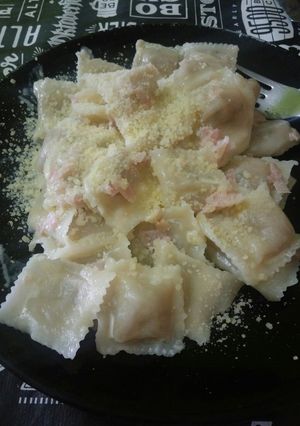 Una foto de Ravioles de pollo y espinaca. A la crema con jamón
