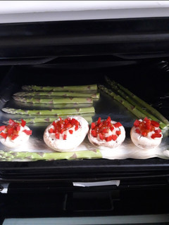 Una foto de Champiñones rellenos y espárragos verdes al horno