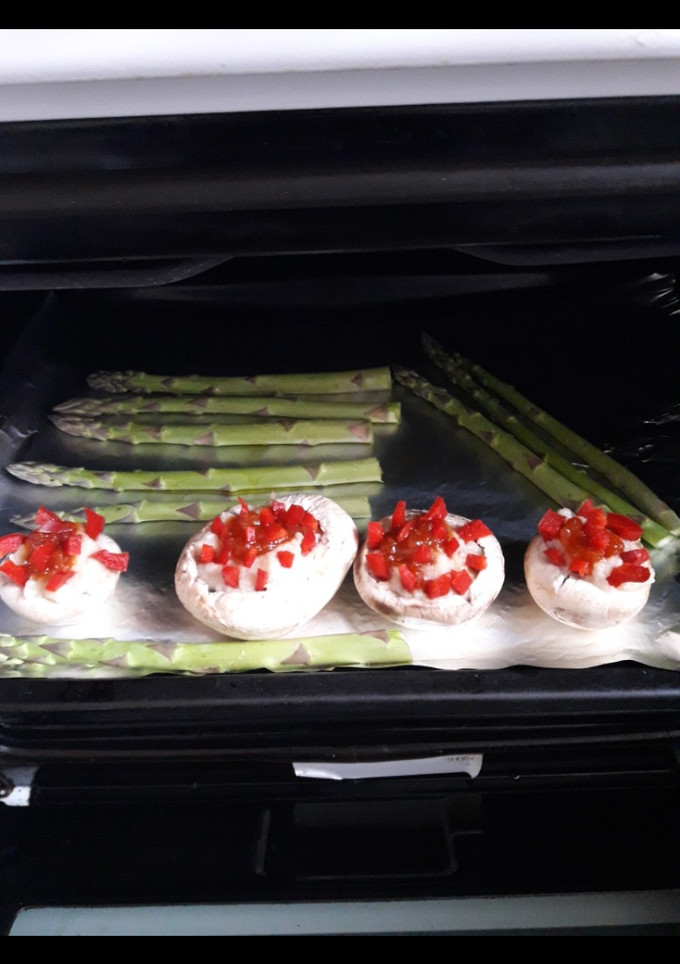 Una foto de Champiñones rellenos y espárragos verdes al horno