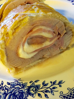 Una foto de Solomillo de cerdo relleno y envuelto en hojaldre