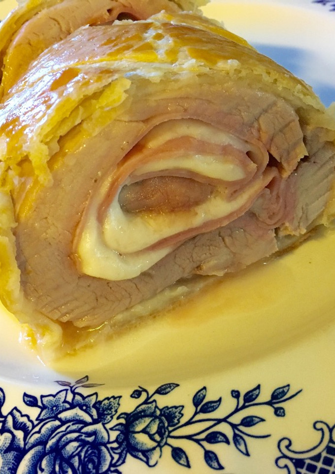 Una foto de Solomillo de cerdo relleno y envuelto en hojaldre