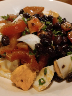 Una foto de Ensalada de porotos negros con tomate, huevo duro y perejil