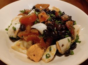 Una foto de Ensalada de porotos negros con tomate, huevo duro y perejil
