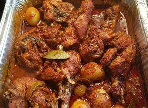 Una foto de Pollo con jugo al horno