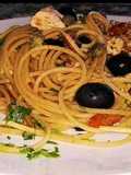 Bucatini con Salmone, Pomodorini Freschi, Olive Nere e Capperi