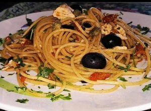 Foto di Bucatini con Salmone, Pomodorini Freschi, Olive Nere e Capperi