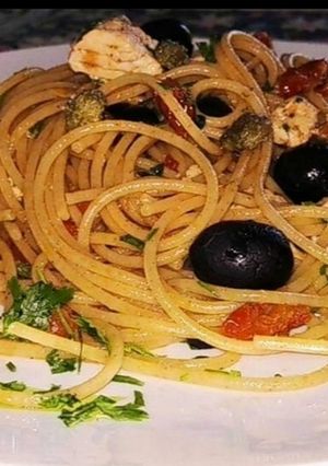 Foto di Bucatini con Salmone, Pomodorini Freschi, Olive Nere e Capperi