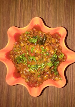 कोल्हापूर स्पेशल अख्खा मसुर भाजी (aakha masoor recipe in marathi) रेसिपी चे मुख्य फोटो 