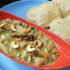 A picture of Poori saagu common breakfast in karnataka.