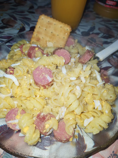 Una foto de 😋DELI 😋 fideos con manteca huevo y panchos👌