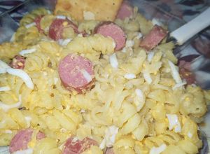 Una foto de 😋DELI 😋 fideos con manteca huevo y panchos👌