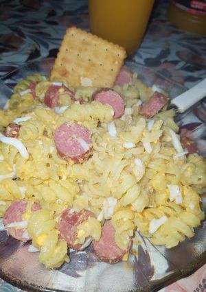 Una foto de 😋DELI 😋 fideos con manteca huevo y panchos👌