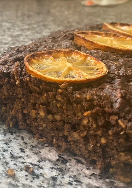 Una foto de Budín húmedo limón, avena & algarroba