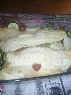 Una foto de Lubina al horno con verduras