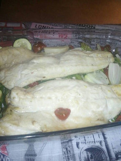 Una foto de Lubina al horno con verduras