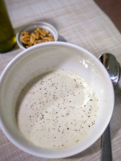 Una foto de Sopa fría de yogur, pepino y nueces