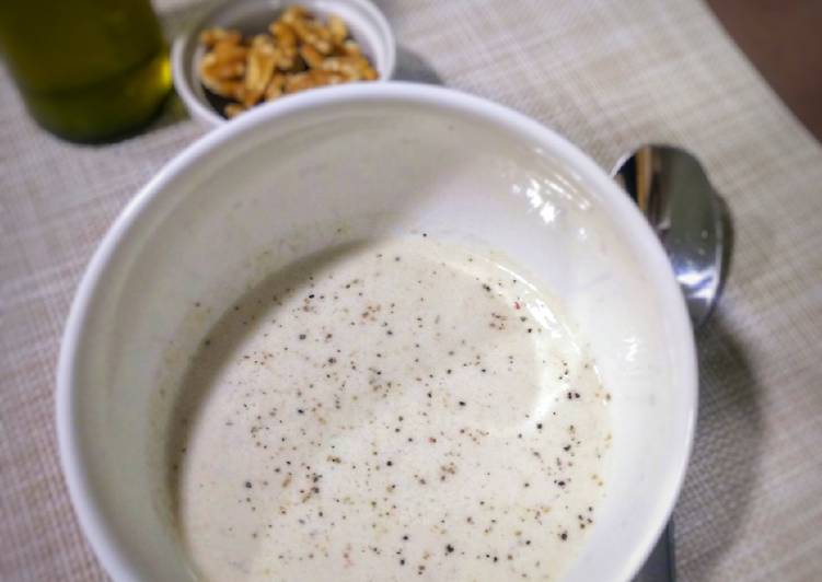 Sopa fría de yogur, pepino y nueces