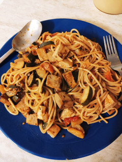 Una foto de Pasta con salteado de verduras y tofu marinado