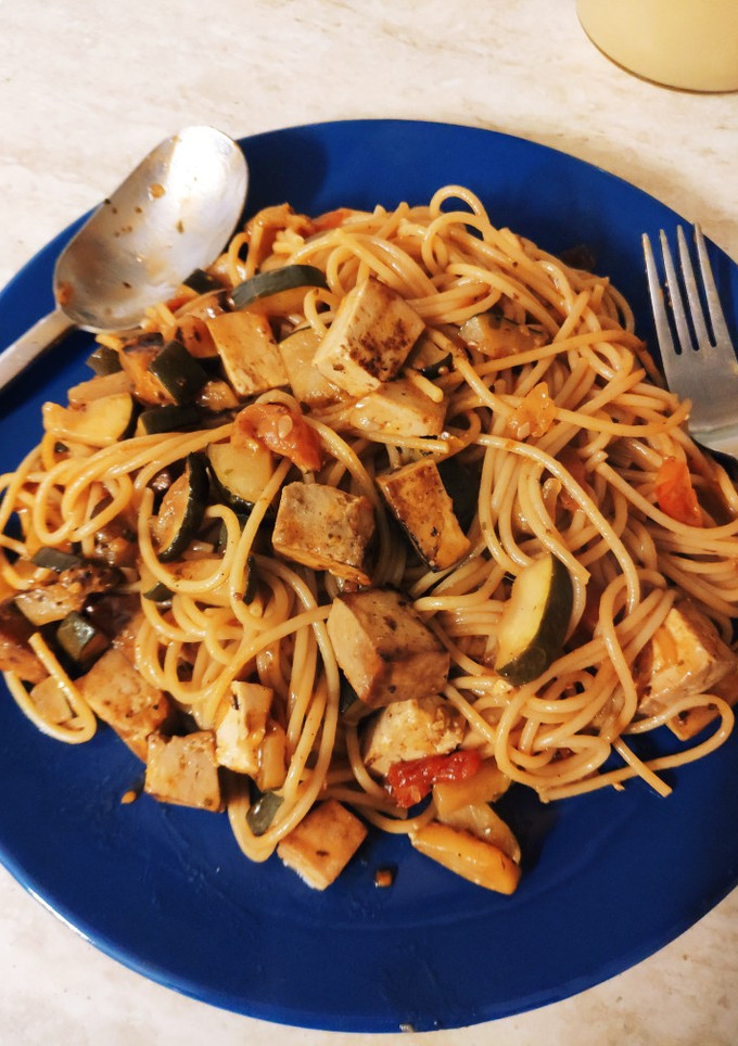Una foto de Pasta con salteado de verduras y tofu marinado