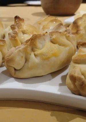 Una foto de Empanadas de choclo y salsa blanca 🌽