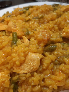 Una foto de Arroz con pollo y espárragos verdes