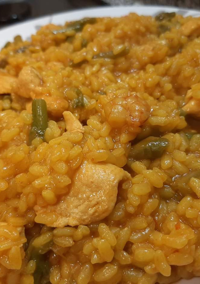 Una foto de Arroz con pollo y espárragos verdes
