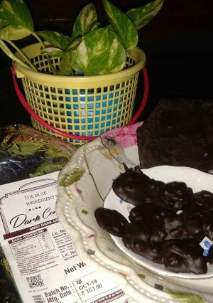 A picture of Dark chocolate dry fruits clusters.