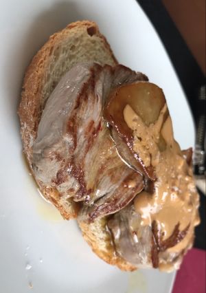 Foto principal de Tosta de solomillo de cerdo con foie y salsa de turrón