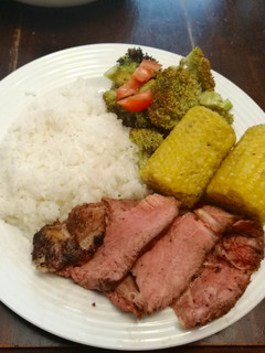 Una foto de Tomahawk, Mazorcas y Brocoli a las Brazas
