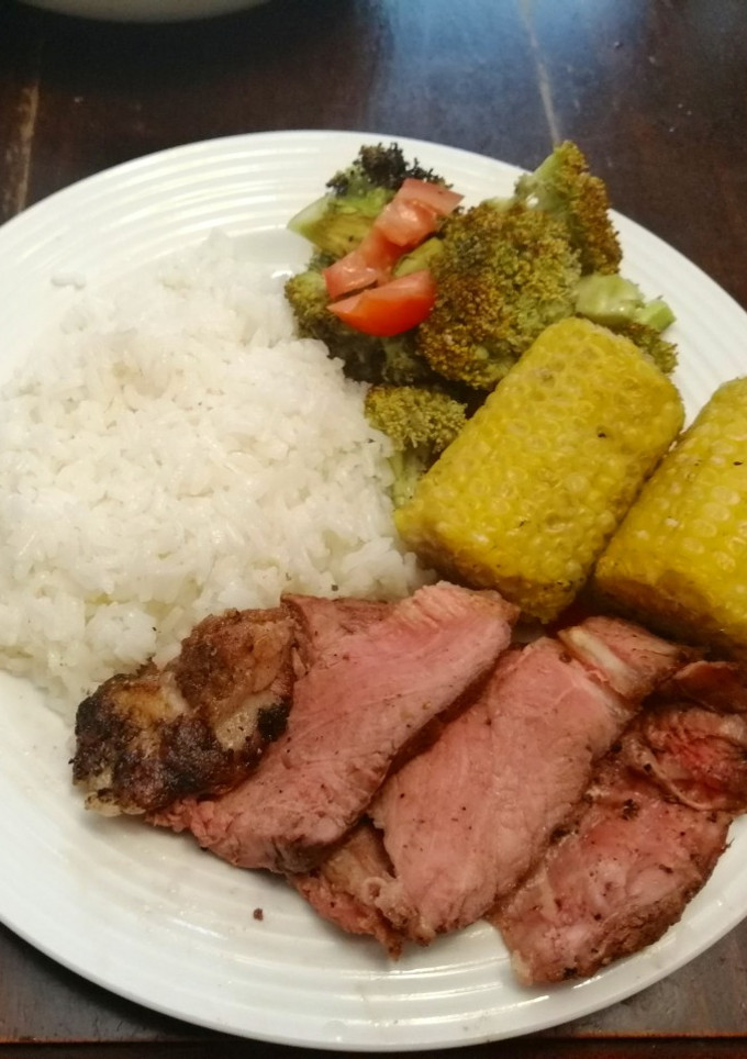 Una foto de Tomahawk, Mazorcas y Brocoli a las Brazas