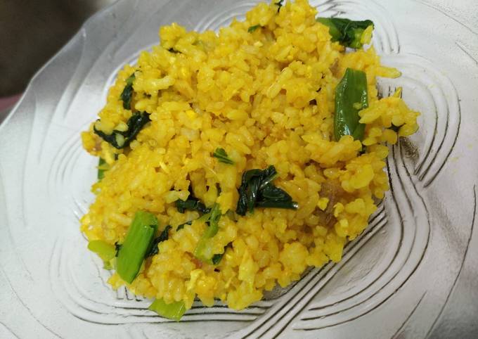 Nasi goreng ayam kuning