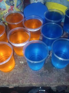 Una foto de Gelatina de agua en vasitos para vender o para dar en fiestas 🥰🥰