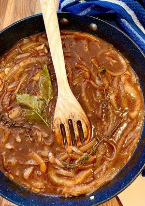 A picture of Best Onion Gravy EVER.
