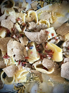 Una foto de Pasta con setas variadas, Parmegiano y trufa