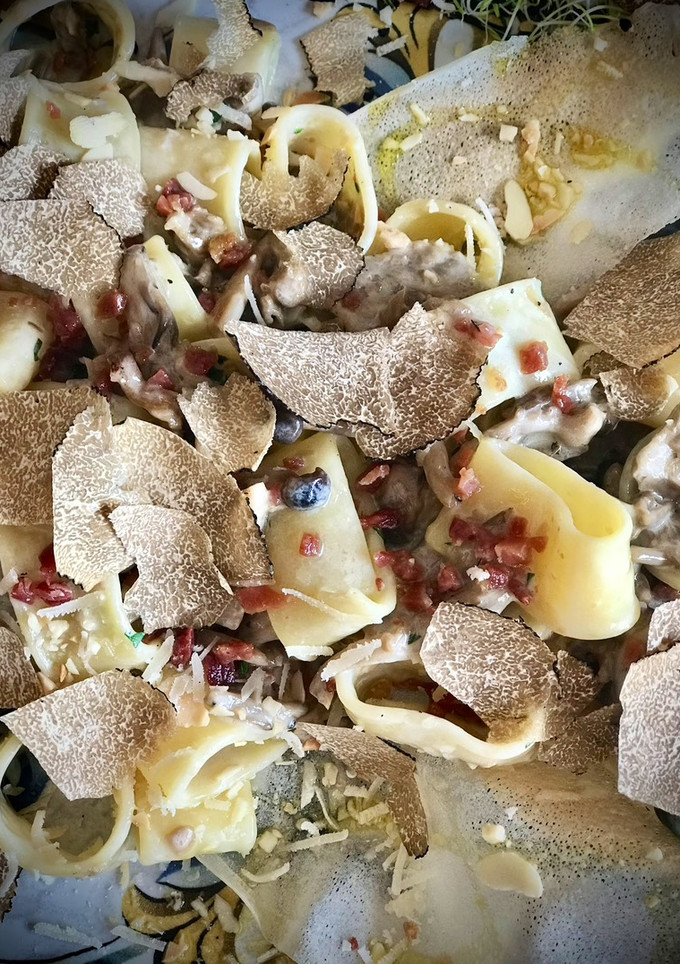 Una foto de Pasta con setas variadas, Parmegiano y trufa