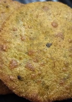 A picture of Aloo palak ki kachori.