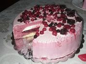 Una foto di torta mousse ai frutti di bosco
